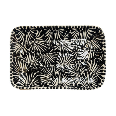 rectangle plate with a black and white Puebla design