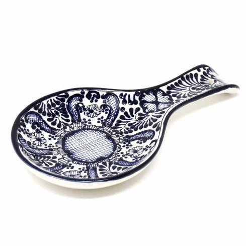 spoon rest featuring a blue and white dseign