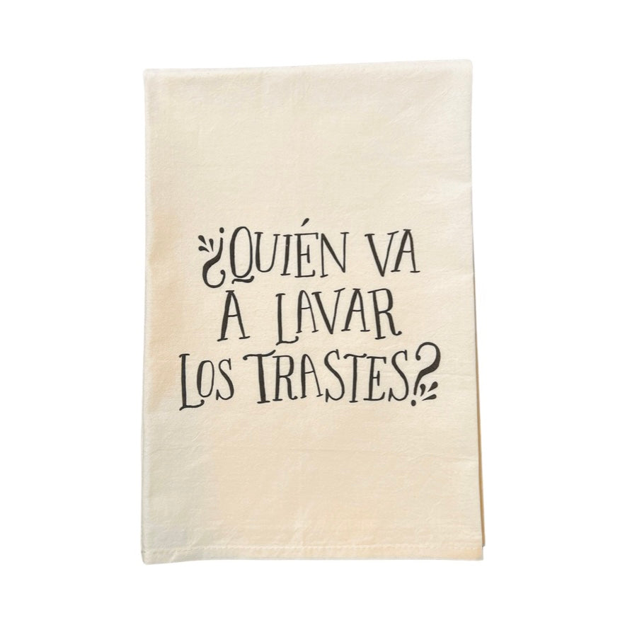 natural flour sack towel with the phrase ¿Quién Va A Lavar Los Trastes? in black lettering