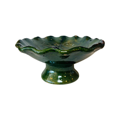 Barro Verde pedestal jewerly holder featuring a wave edge design.