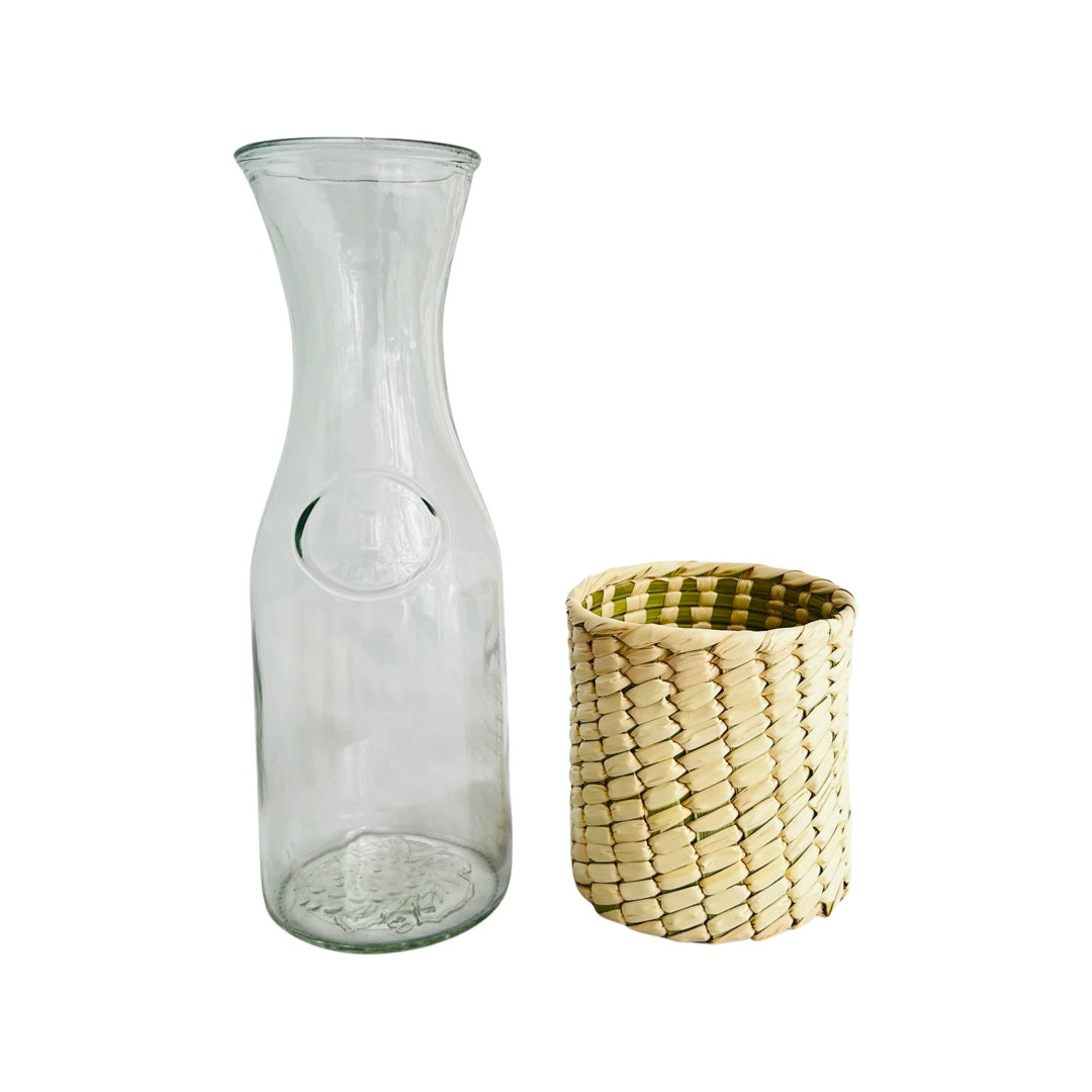 1/2 Liter Glass carafe with a natural palm cover at its side.