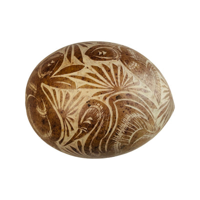 Bottom of a dried gourd engraved with various animals.
